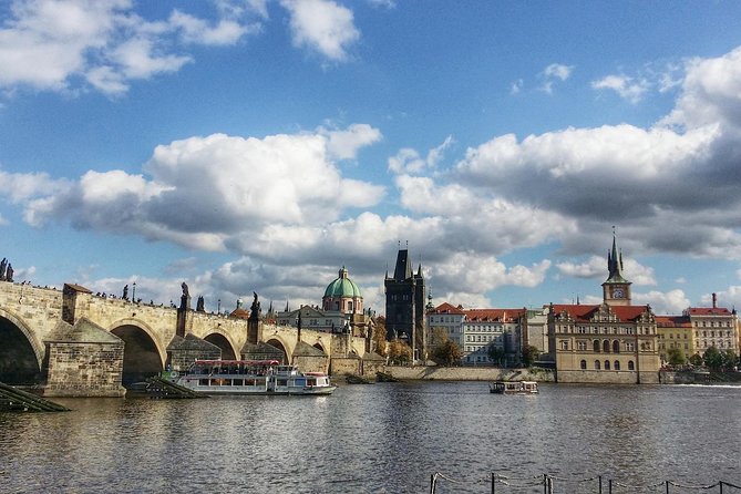 Shared Arrival Transfer: Prague Airport to Hotels - Timing at Prague Airport: Hourly Service Meets Real Traffic