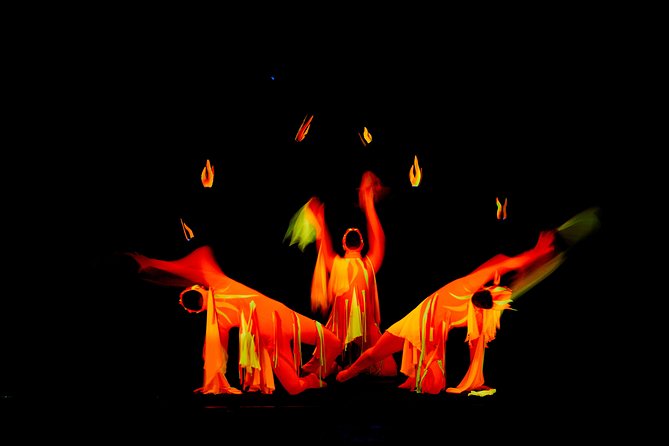Skip the Line: WOW Show Black Light Theater in Prague Ticket - Group size and pacing, what to expect from the format