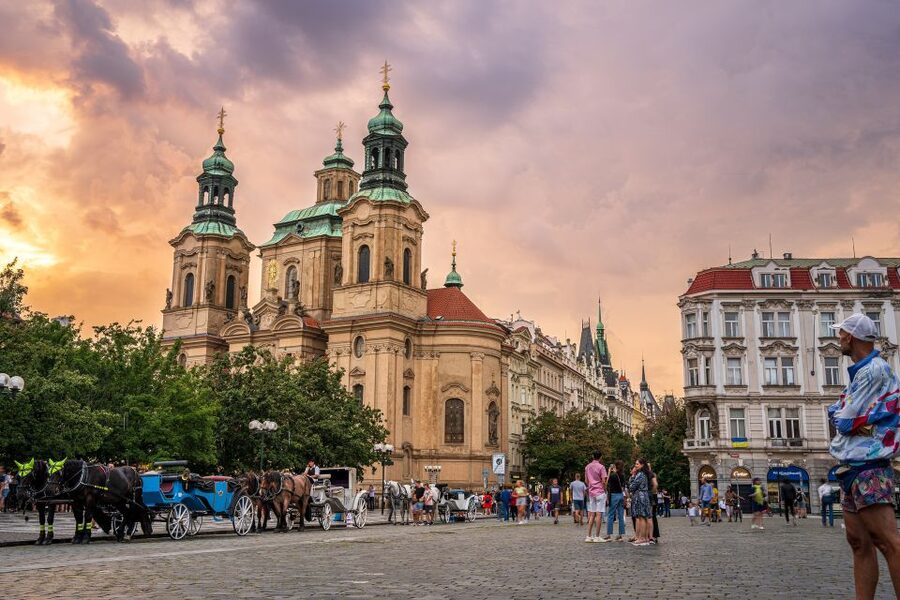 The Royal road, walking tour in french - Celetná Street start, then the Old Town pulse around Tyn Yard and Ungelt