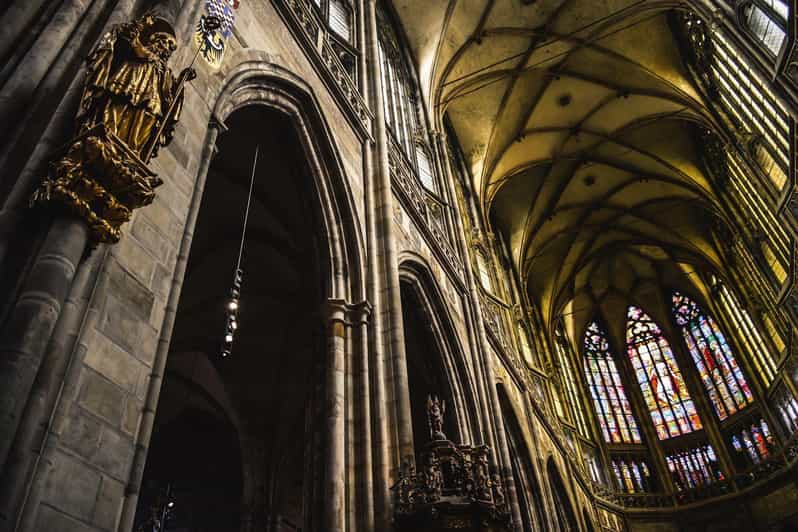 Tour of Prague Castle in italian language ticket included - St. Vitus Cathedral Interior: How the Guide Makes It Click