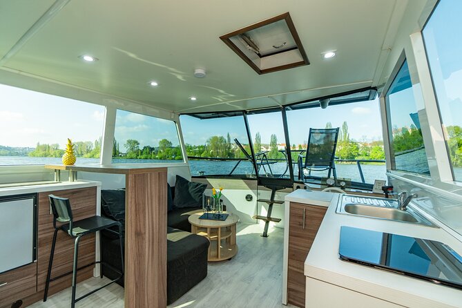VIP Prague YachtBoat ONE Experience: All-You-Can-Drink - Why YachtBoat ONE is a luxury-feeling Prague night on the water