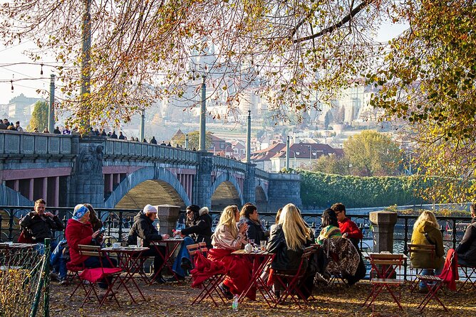 Walking through ages: 11th to 21st century, Prague flavoured - Prague Castle and St. Vitus: what you get without paying for interiors