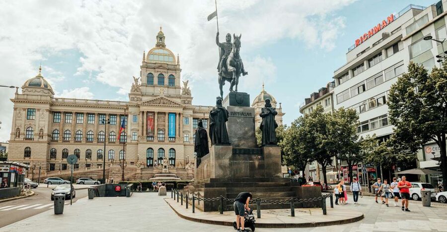 Walking tour of Prague in French : Nové Město - Senovážné náměstí and Na Příkopě, where the district’s planning shows through