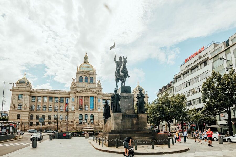 Walking tour of Prague in French : Nové Město - Jungmann Square, Franciscan Gardens, and a calmer pause for photos