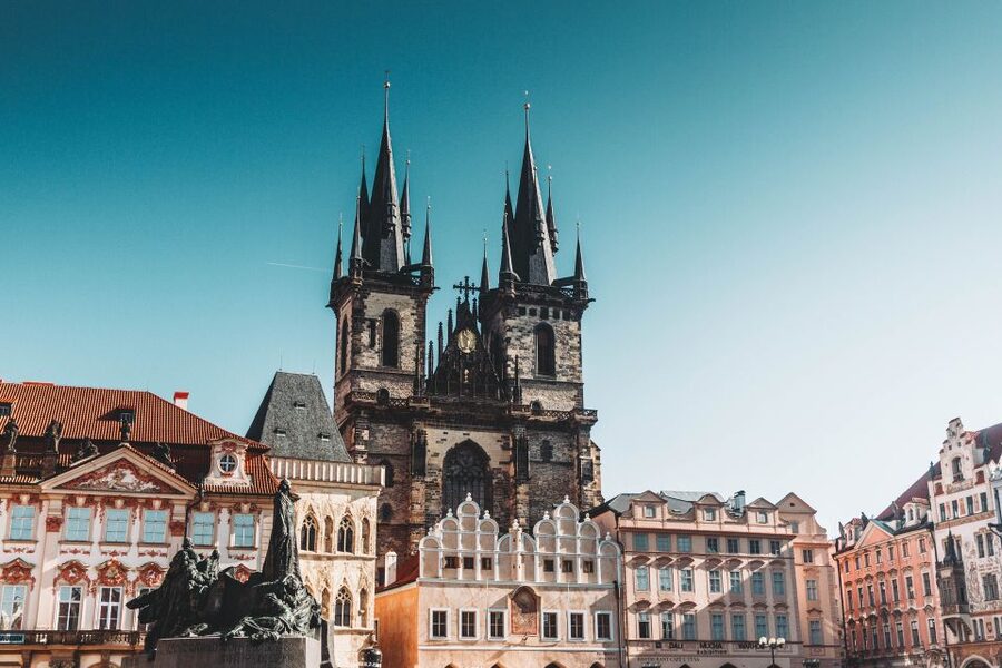 Walking tour of Prague in french: Old Town & Charles Bridge - Týn Yard and Ungelt: Where Old Prague Trade Meets Power